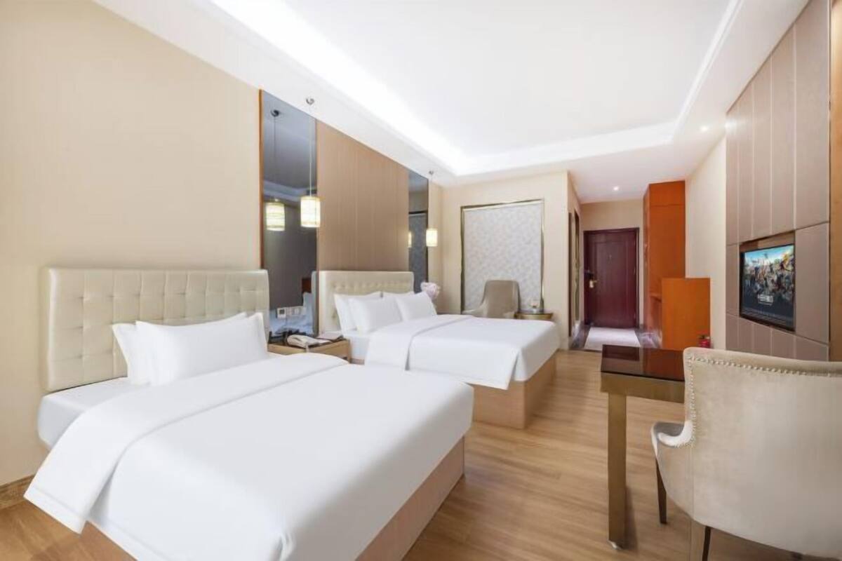 Hochwertige Bettwaren, Minibar, Zimmersafe, Schreibtisch