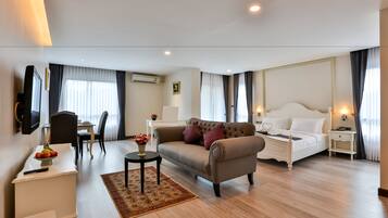 Family Studio Suite | In-room safe, desk, soundproofing, free WiFi