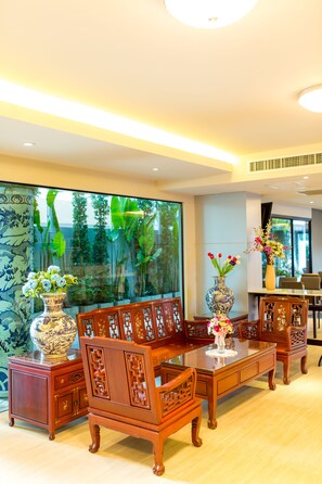 Lobby sitting area - Rung Aroon Hotel By Le Siri (Chiang Mai)