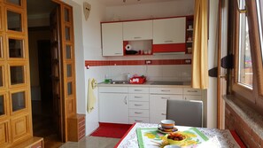 Suite estudio Deluxe, balcón, vistas al mar | Cocina privada | Frigorífico grande, microondas (previa solicitud) y horno
