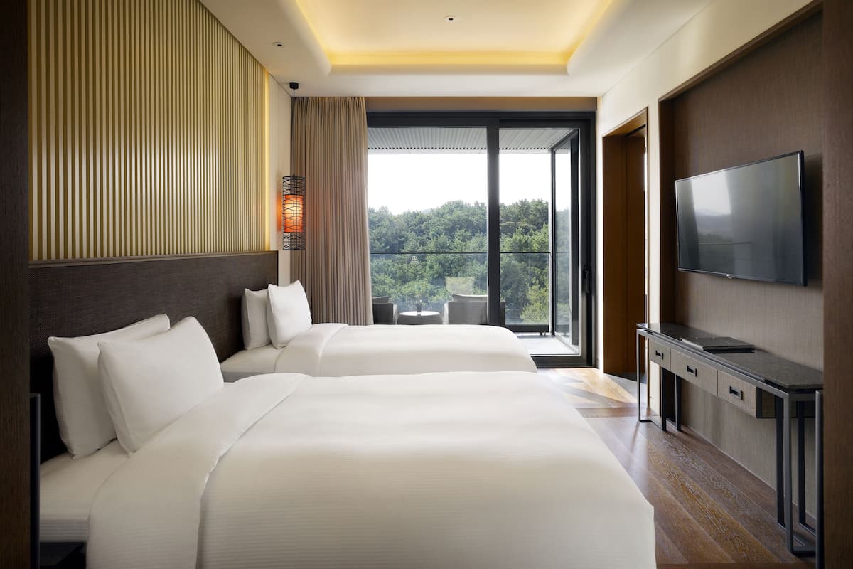 1 bedroom, premium bedding, down duvets, minibar
