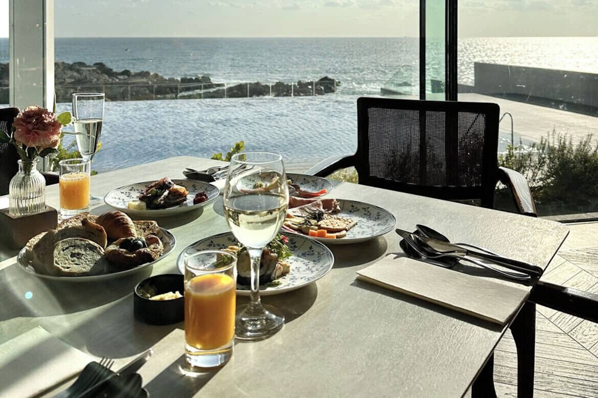 Seprai premium, selimut bulu angsa, minibar, dan brankas