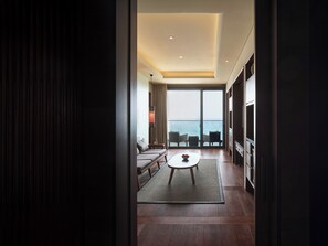 One Bedroom King Suite With Ocean View (Lounge access included) | Zona de estar | Televisión LED de 49 pulgadas con canales por cable, una televisión