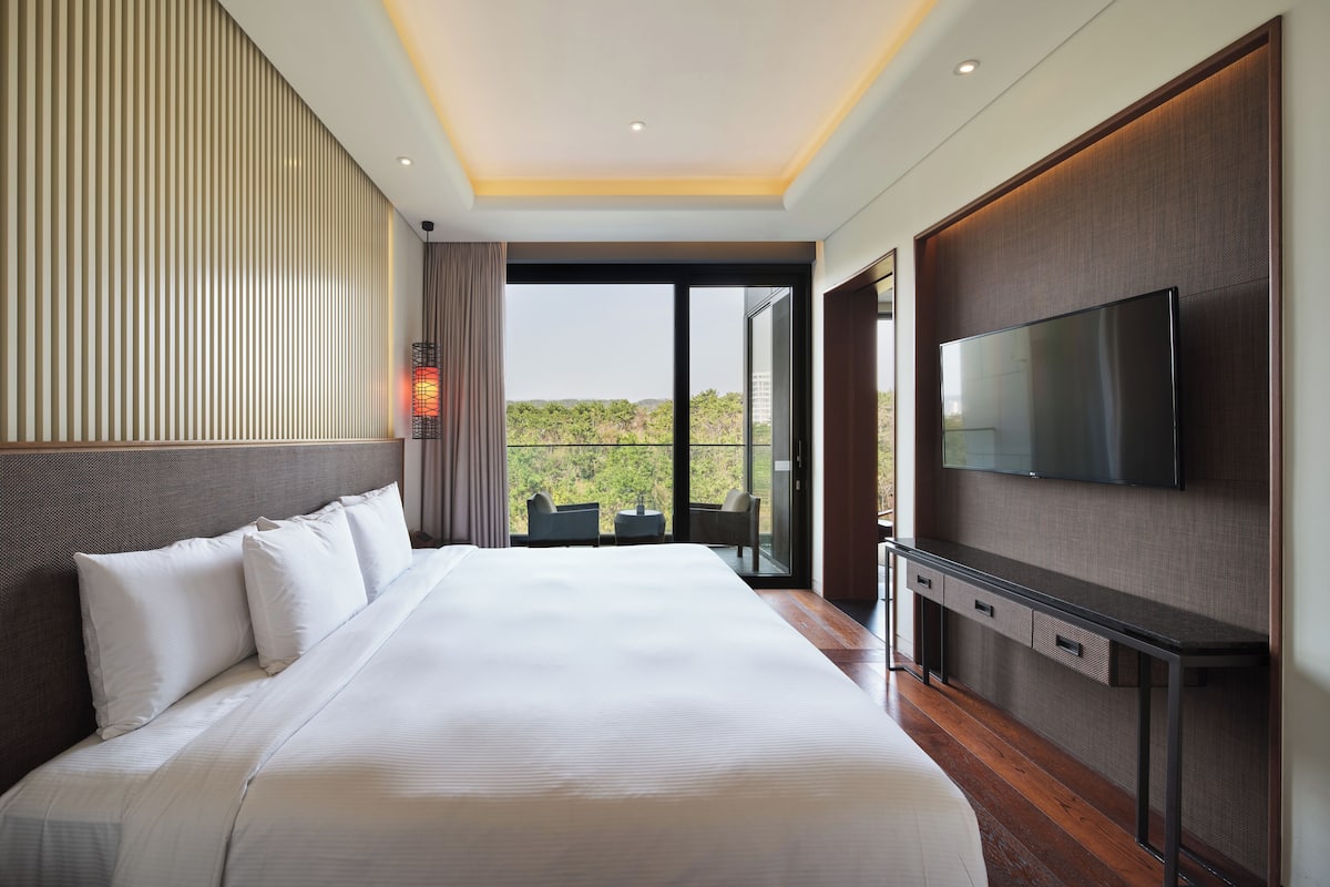 Seprai premium, selimut bulu angsa, minibar, dan brankas