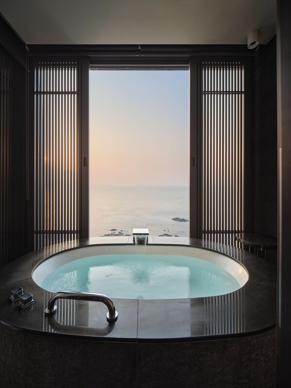 Bañera y ducha independientes, bañera profunda