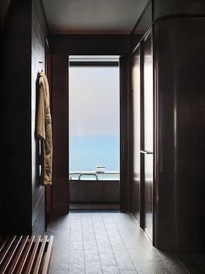 Baignoire et douche séparées, baignoire relaxante profonde