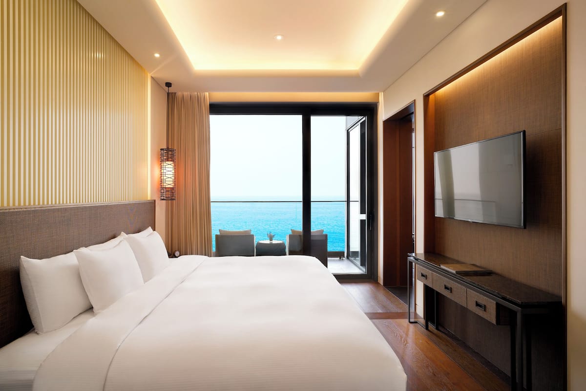 Premium bedding, down comforters, minibar, in-room safe