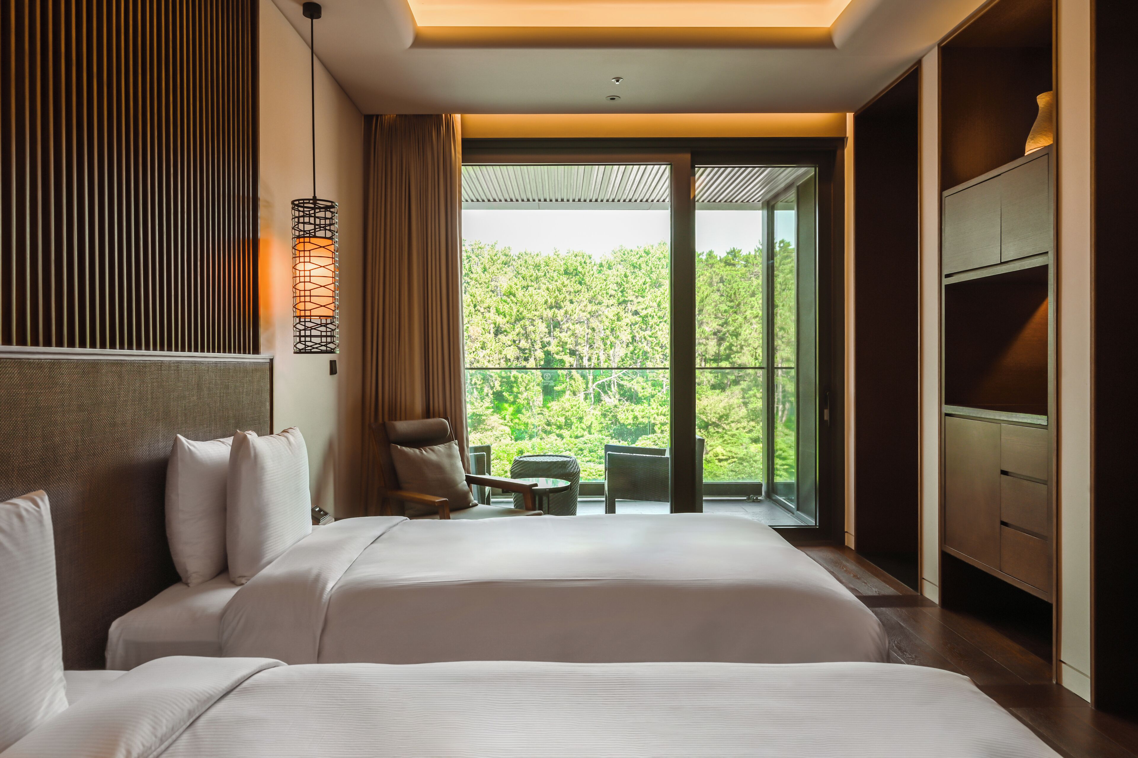 Luxe beddengoed, donzen dekbedden, een minibar, een kluis op de kamer