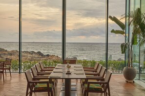 2 restaurantes, se sirve desayuno 