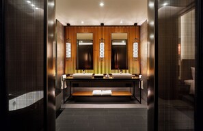 Separate tub and shower, deep soaking tub, designer toiletries - Ananti at Busan Cove (Busan)