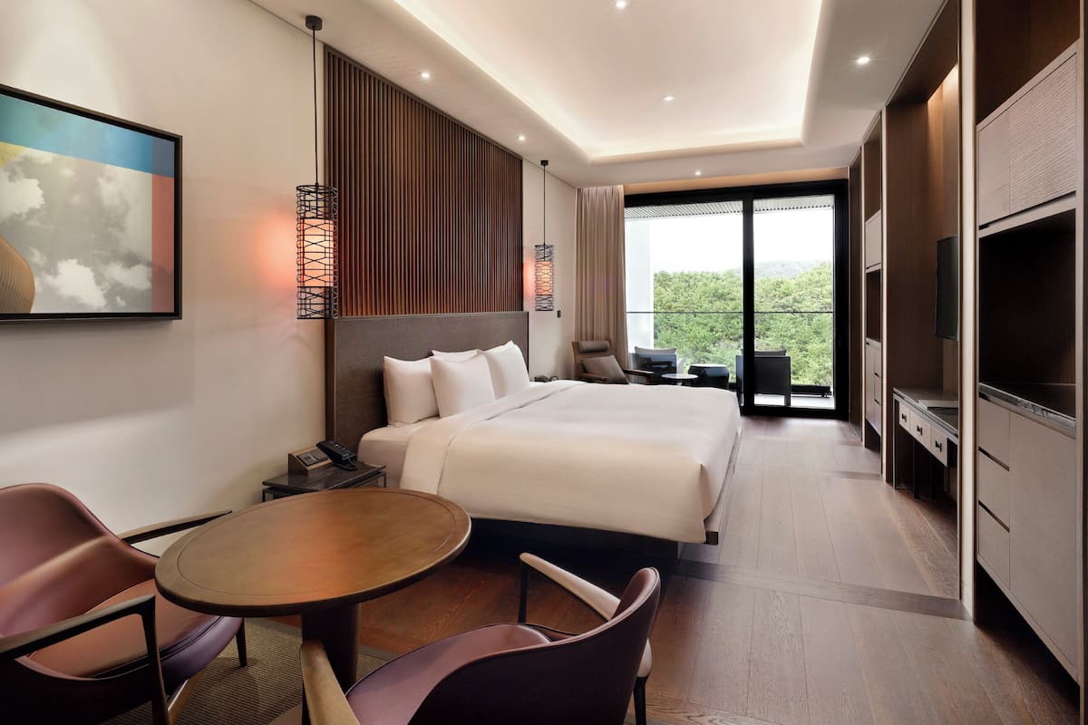 1 bedroom, premium bedding, down duvets, minibar