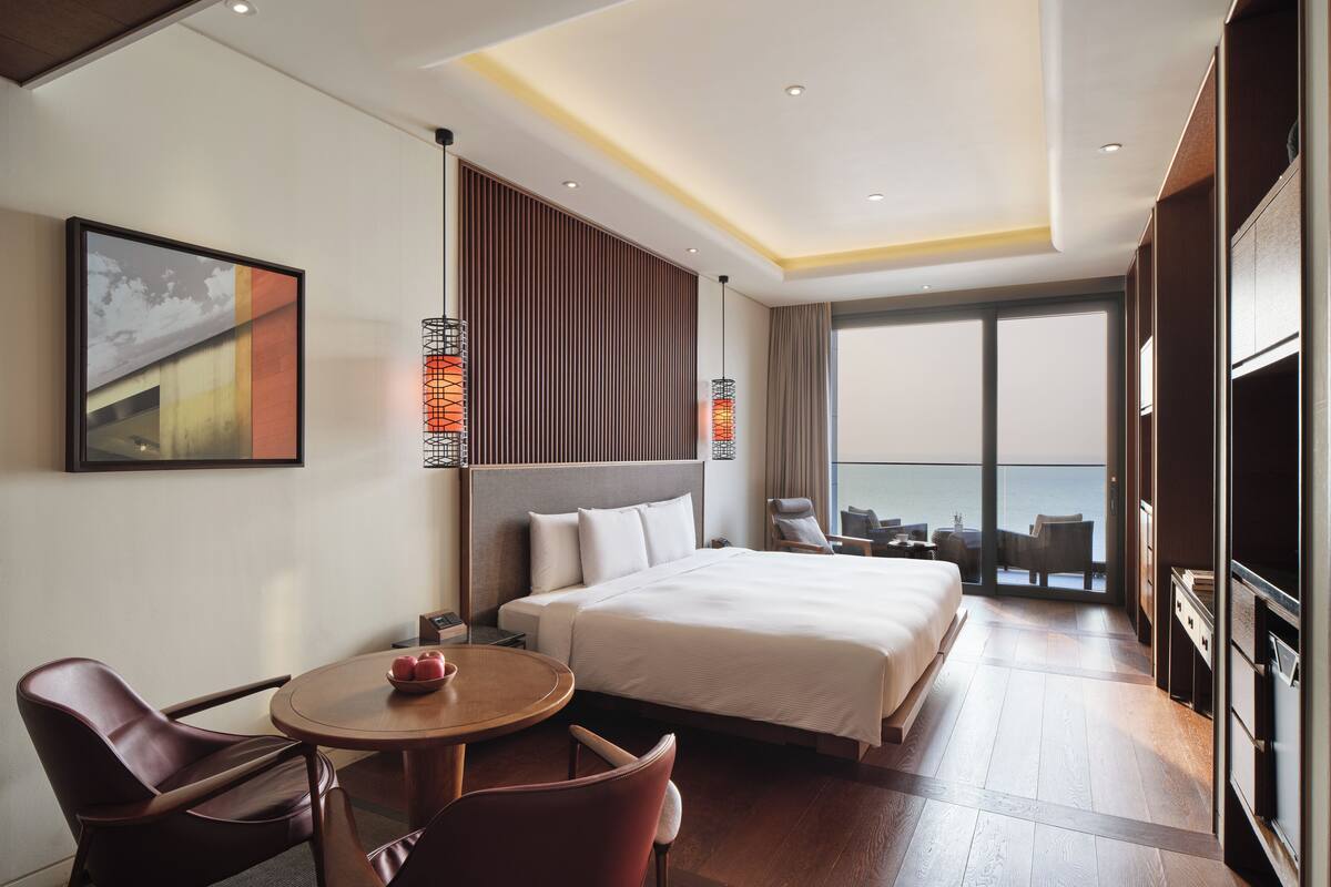 1 bedroom, premium bedding, down duvets, minibar