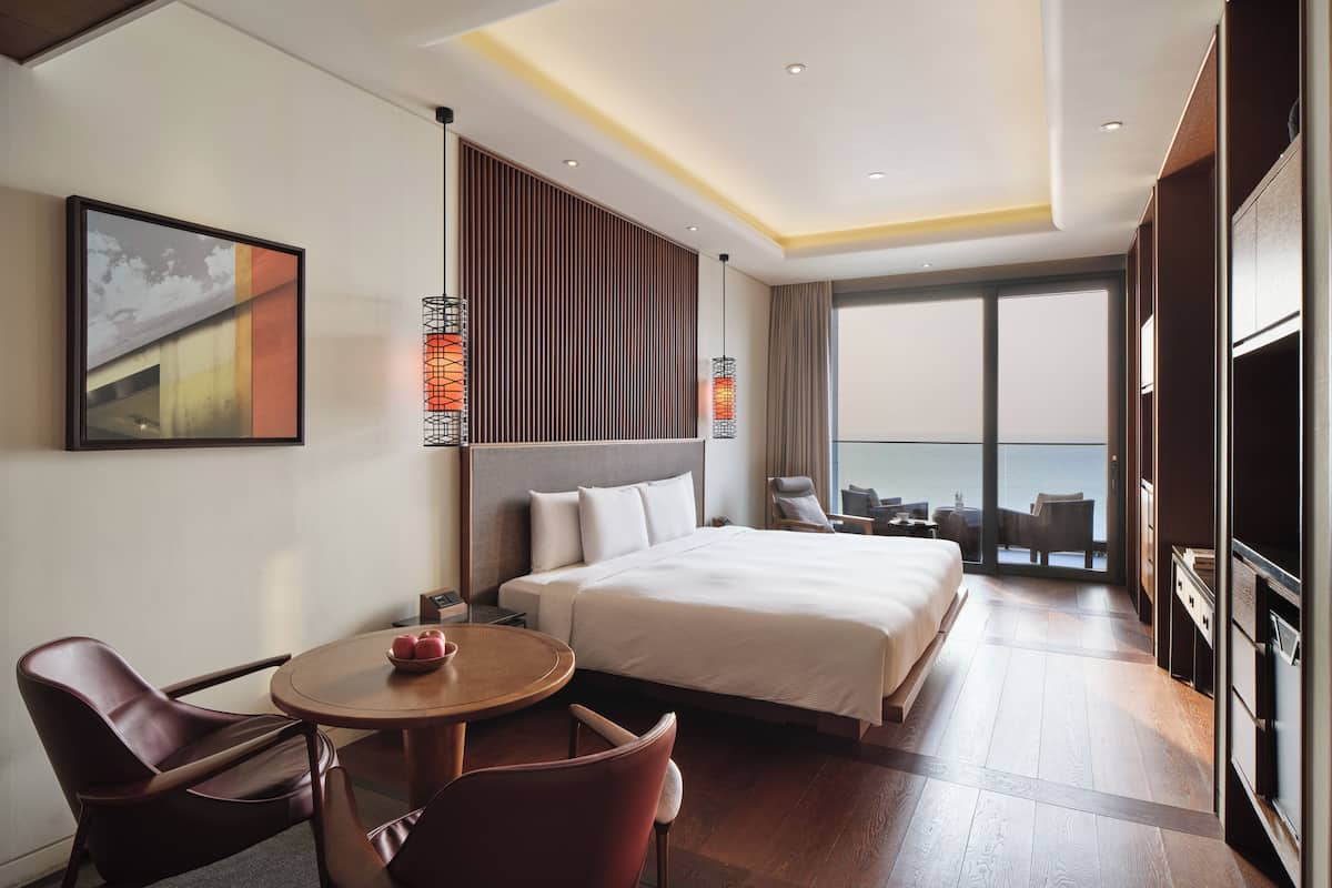 1 bedroom, premium bedding, down duvets, minibar