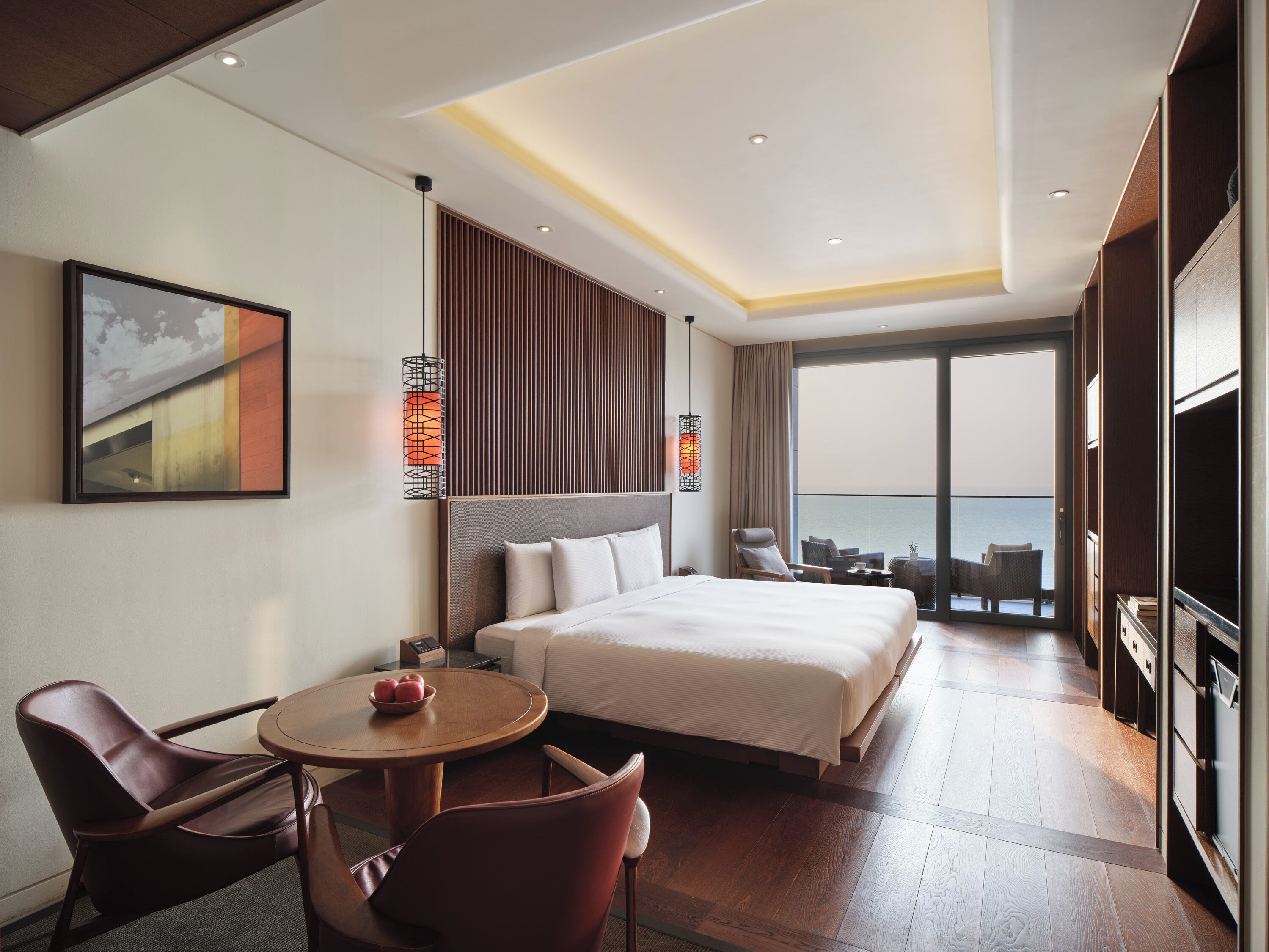 Luxe beddengoed, donzen dekbedden, een minibar, een kluis op de kamer