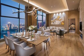 King One Bedroom Presidential Suite | Living area | 42-inch flat-screen TV with satellite channels, TV - DoubleTree by Hilton Hotel Xiamen - Haicang (Xiamen)