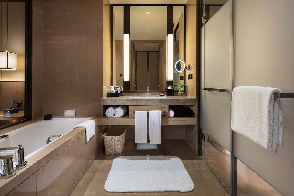 king premium suite-panorama bay view | bathroom | separate bathtub and shower, deep-soaking bathtub, rainfall showerhead