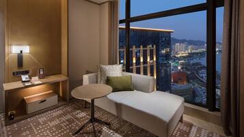 Suite Deluxe, 1 très grand lit, vue baie | Vue de la chambre