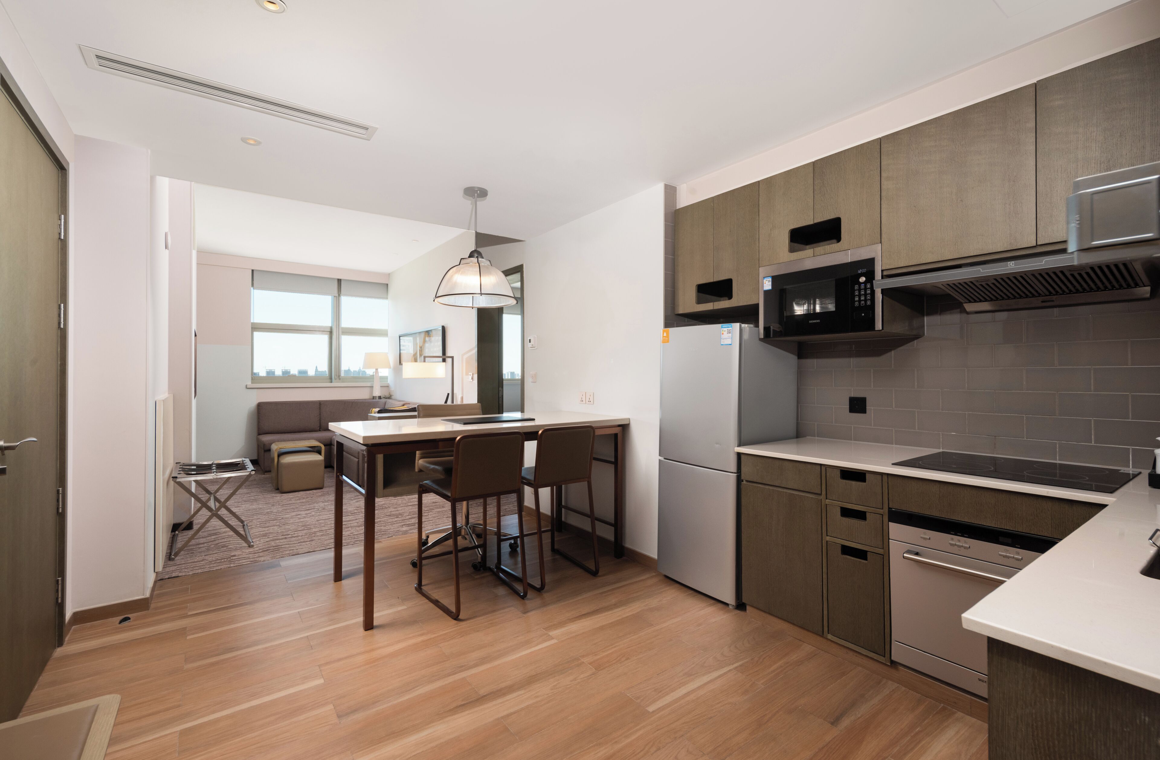 Una cocina moderna con comedor, electrodomésticos integrados y vistas al salón.