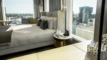 Suite (Penthouse) | Ropa de cama de alta calidad, minibar, caja fuerte y escritorio