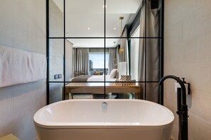 Suite (Penthouse) | Badkamer | Een douche, designer toiletartikelen, een haardroger, badjassen
