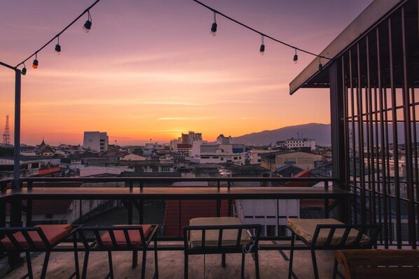 Bar (on property) - Makad Hotel (Chiang Mai)