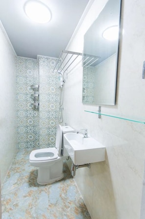 Bathroom - Makad Hotel (Chiang Mai)