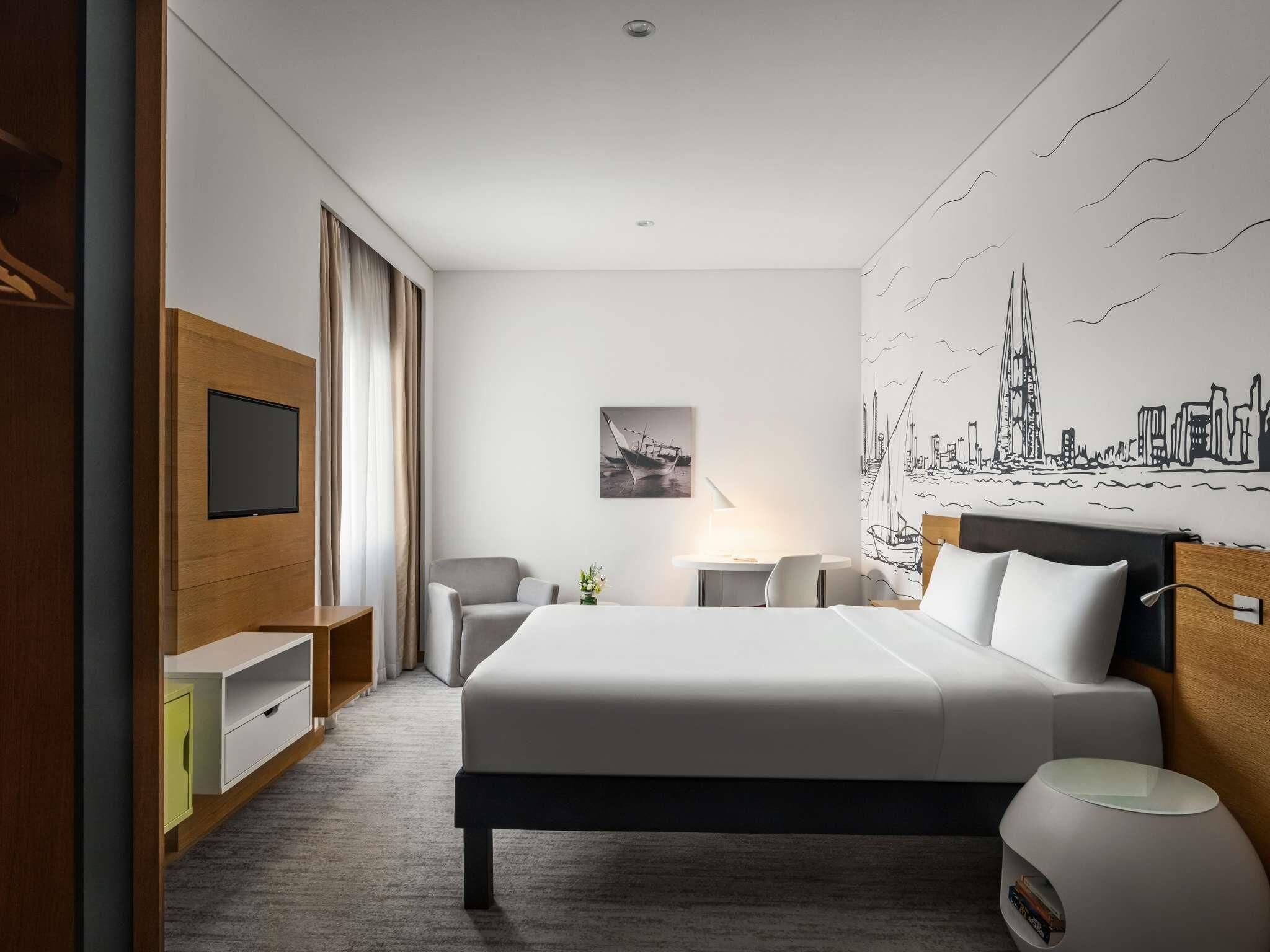 Doppia Standard, 1 letto matrimoniale, vista città | 1 camera, una cassaforte in camera, una scrivania, insonorizzazione