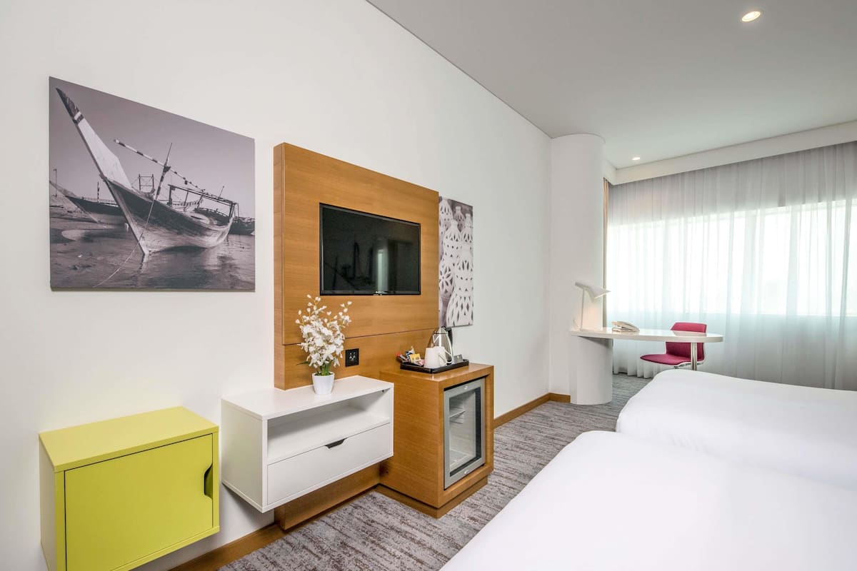 1 habitación, caja de seguridad en la habitación y escritorio