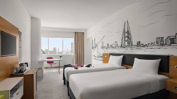 1 kamar tidur, brankas, meja kerja, dan kedap suara