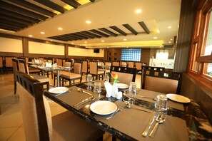 International cuisine - Lee Crysstal (Tirupporur)