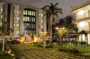 Fachada de la propiedad por la tarde o noche