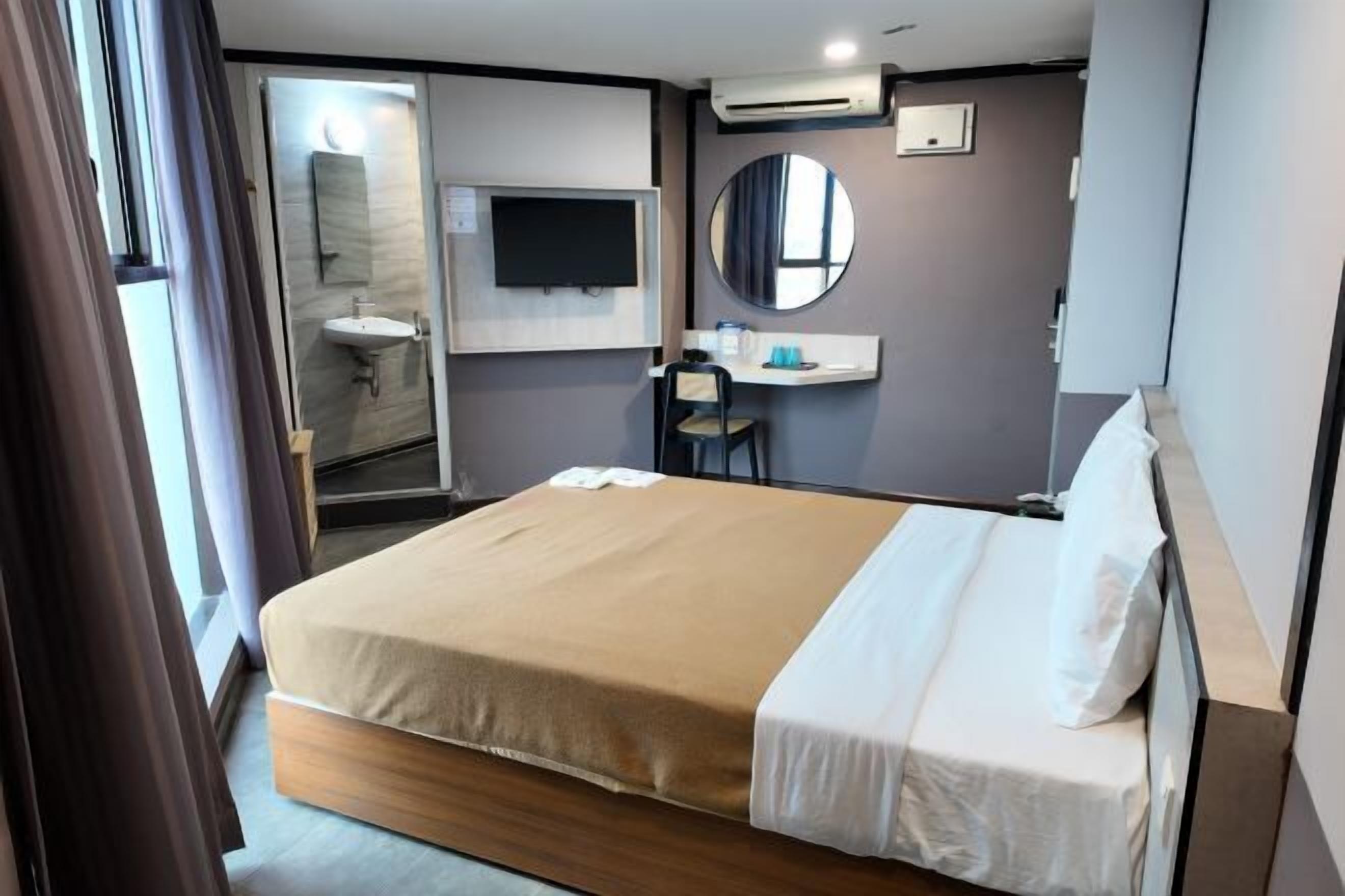 Een bureau, een strijkplank/strijkijzer, gratis wifi