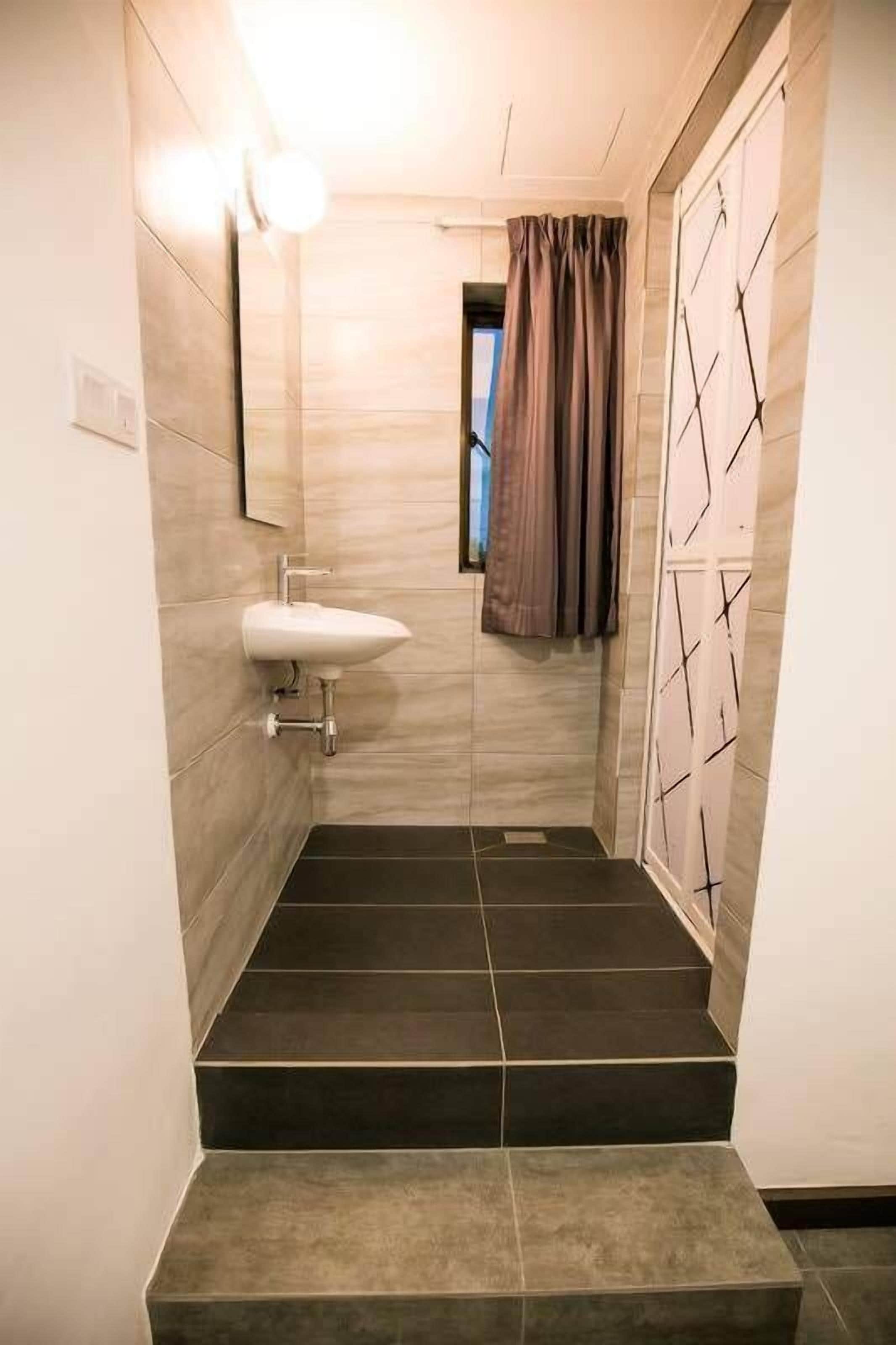 superior queen | bathroom | shower, free toiletries, hair dryer, towels
