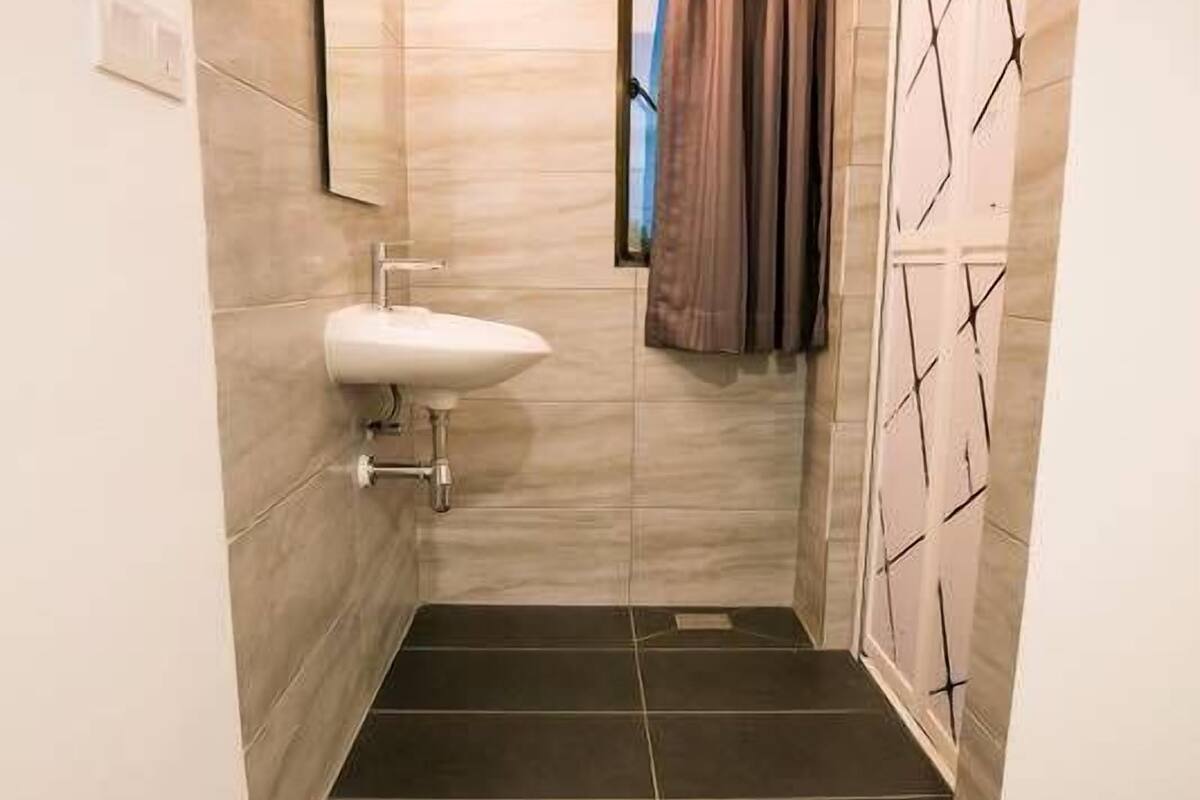 superior queen | bathroom | shower, free toiletries, hair dryer, towels