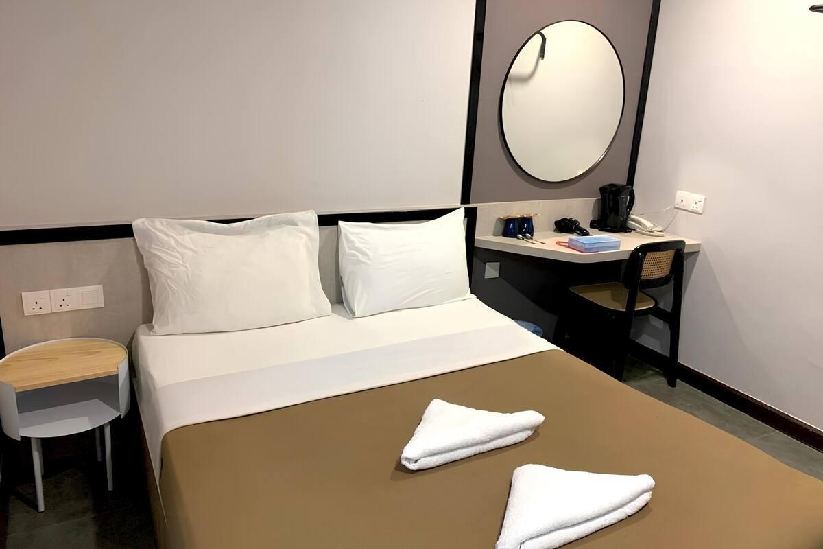 superior queen | desk, iron/ironing board, free wifi