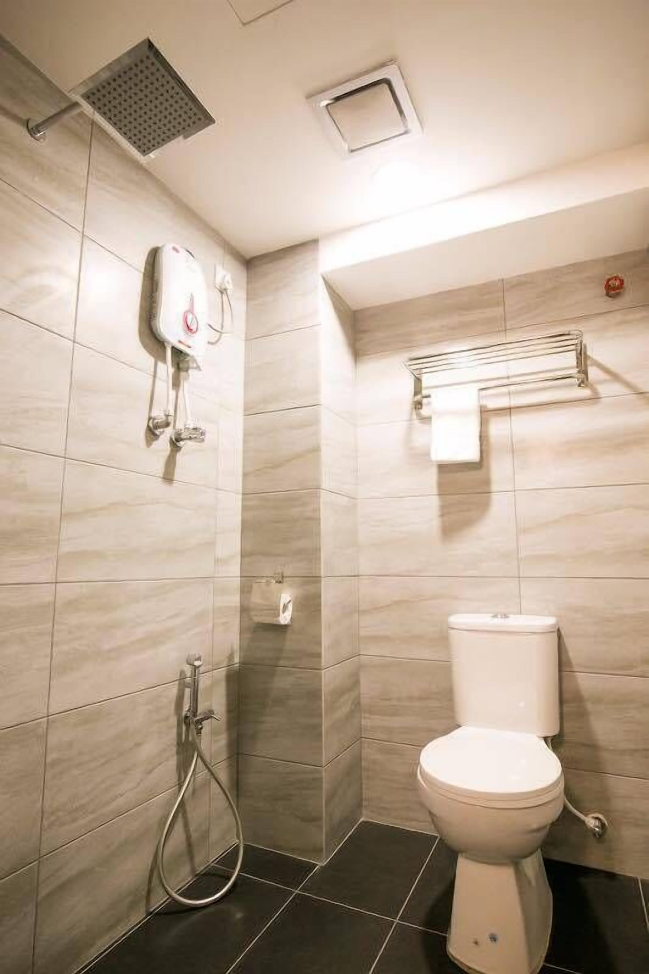 deluxe king | bathroom | shower, free toiletries, hair dryer, towels