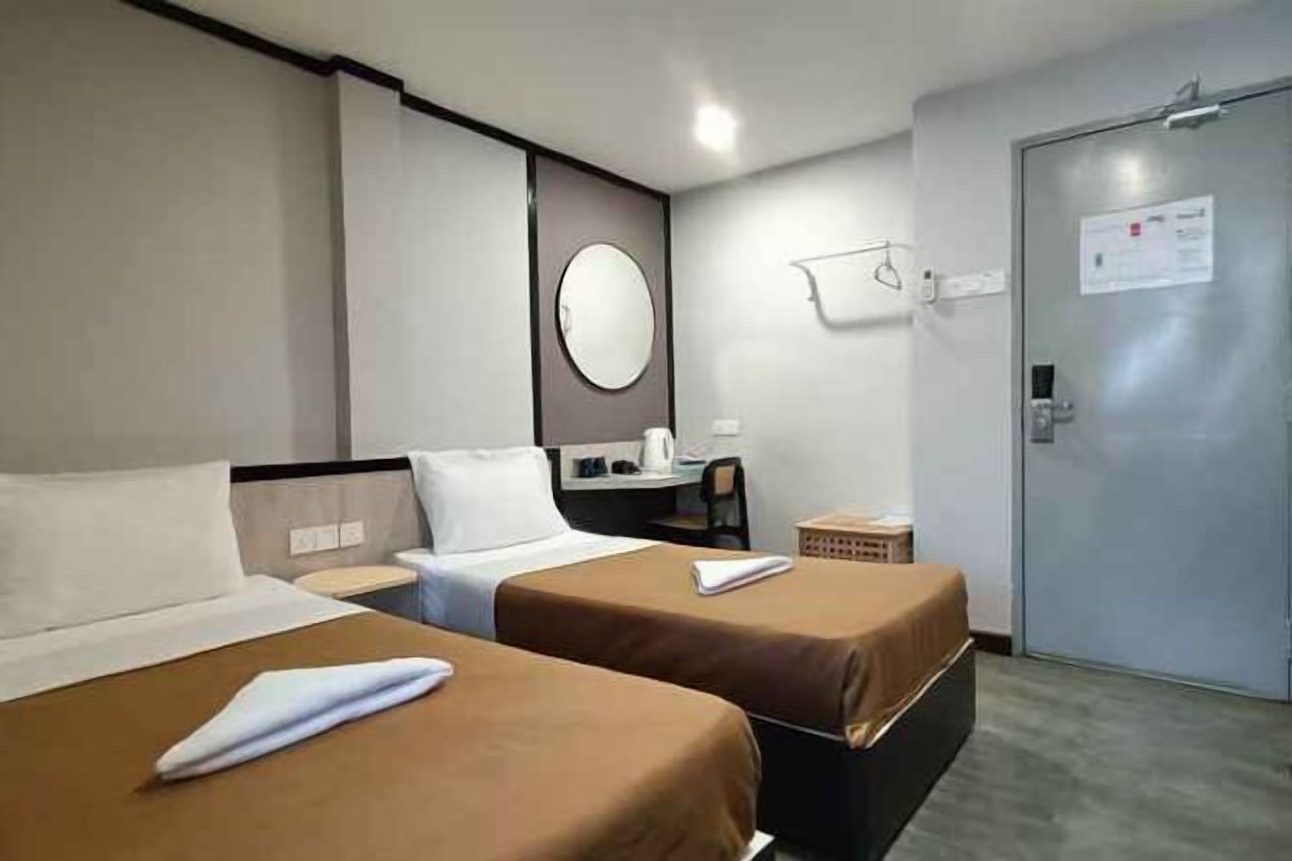 Een bureau, een strijkplank/strijkijzer, gratis wifi