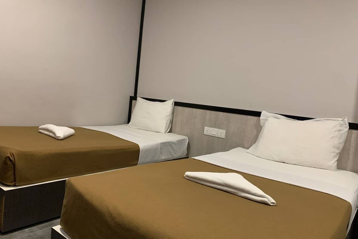 deluxe twin | desk, iron/ironing board, free wifi