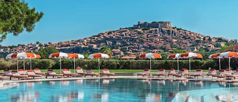 Seasonal outdoor pool, pool umbrellas, sun loungers