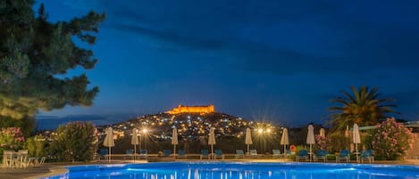 Outdoor pool, pool umbrellas, sun loungers