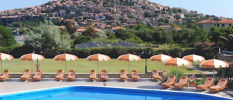 Udendørs pool, parasoller, liggestole