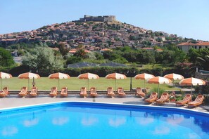 Outdoor pool, pool umbrellas, sun loungers - Hotel Delfinia (Lesvos)
