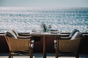 A table set for two with a view of the sea. - Hotel Delfinia (Lesvos)
