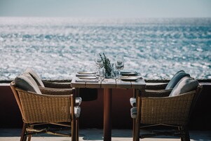 Mesa para dos con vista al mar.