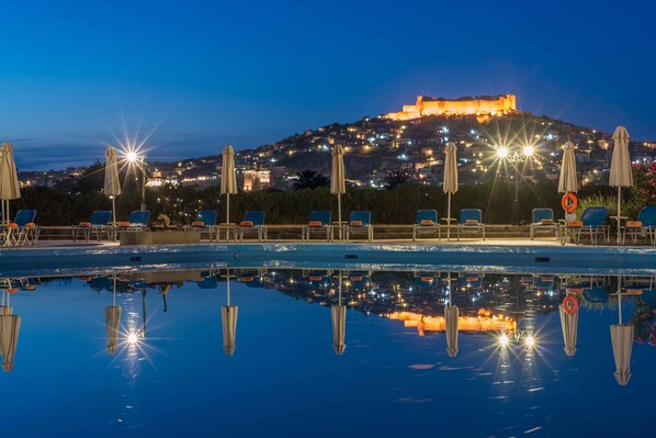 Piscine extérieure, parasols de plage, chaises longues