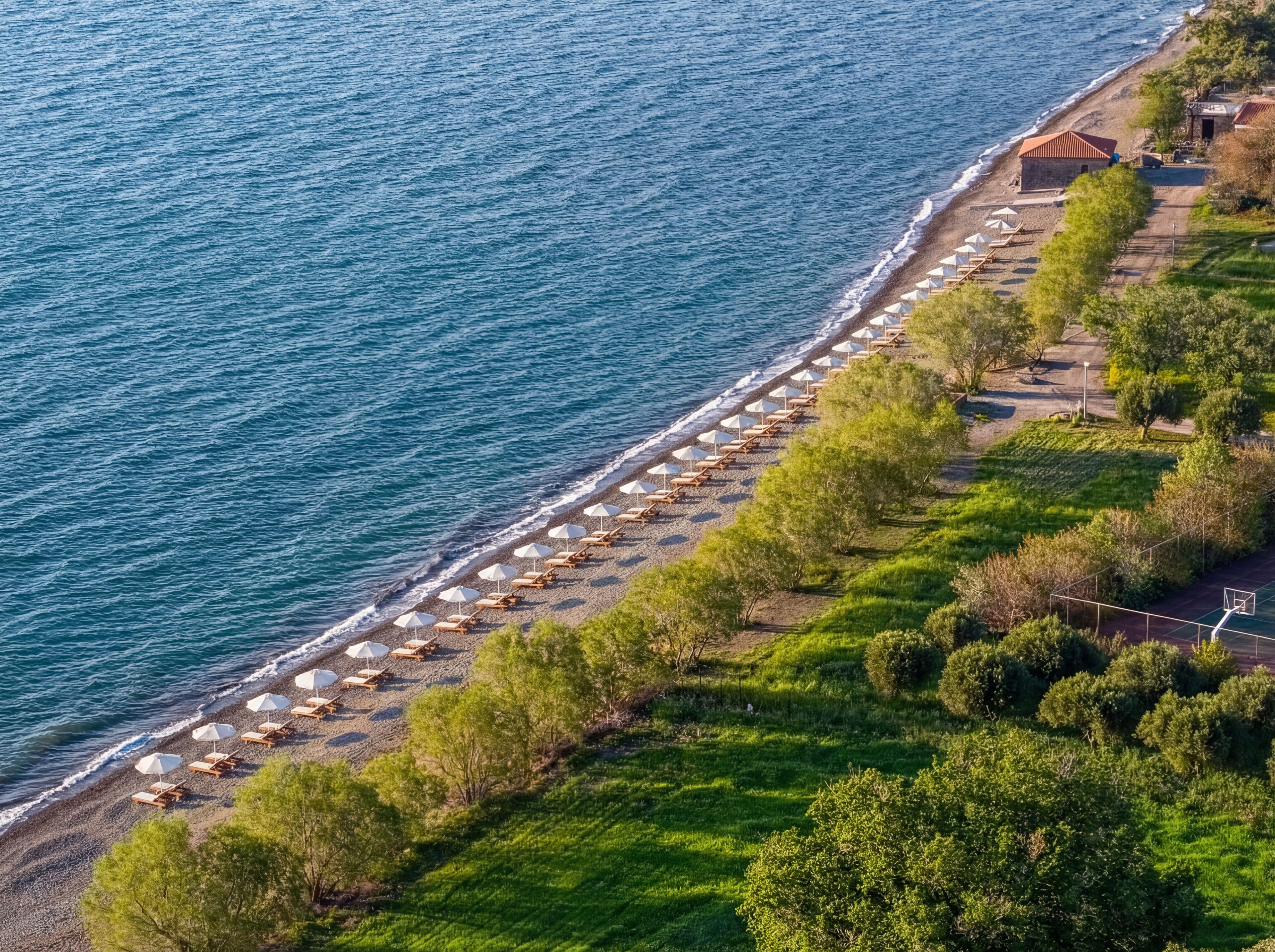 Plage, sable noir, chaises longues, parasols