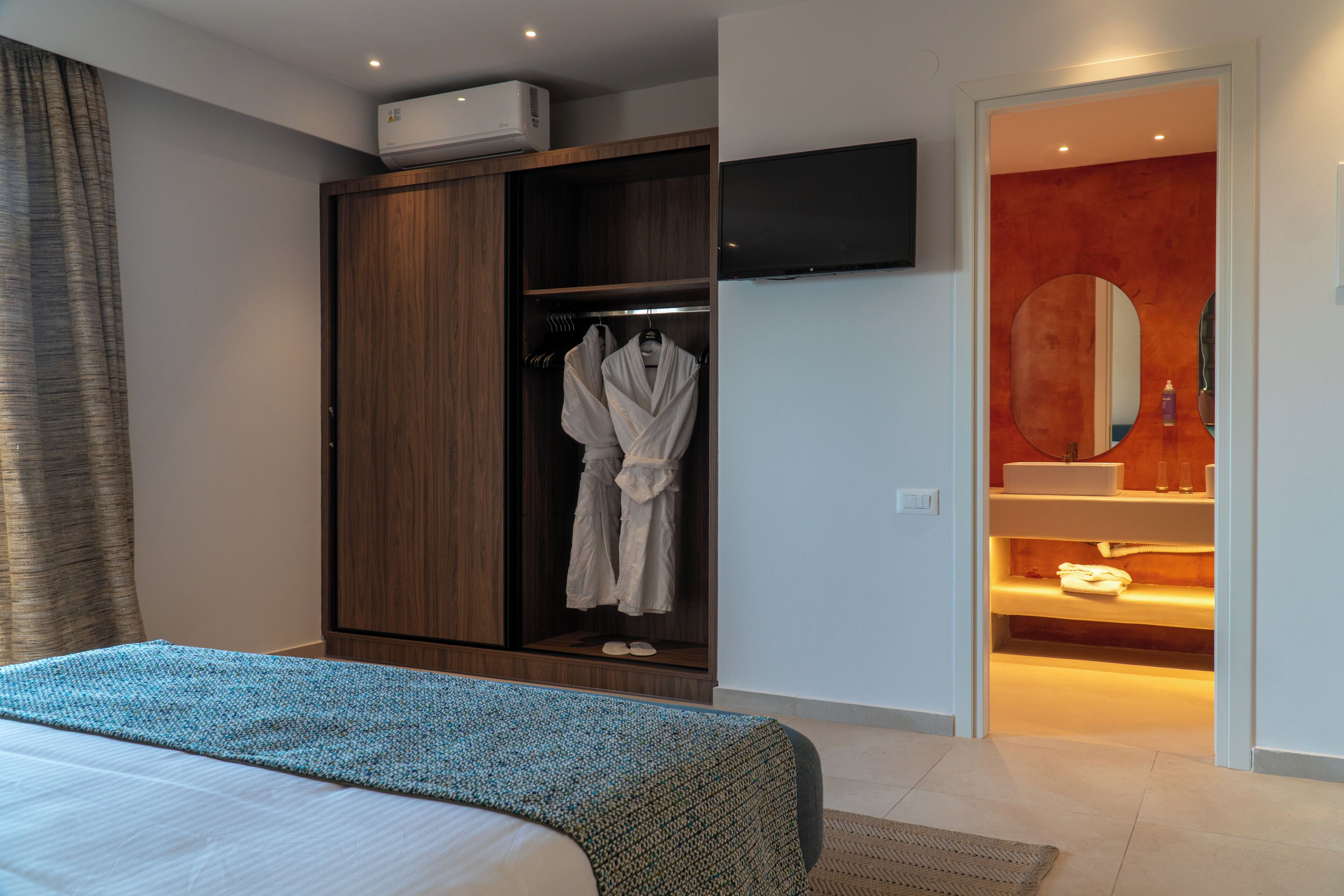 Deluxe Bungalow, Sea View (renovated) | Bathroom | Shower, hair dryer, towels