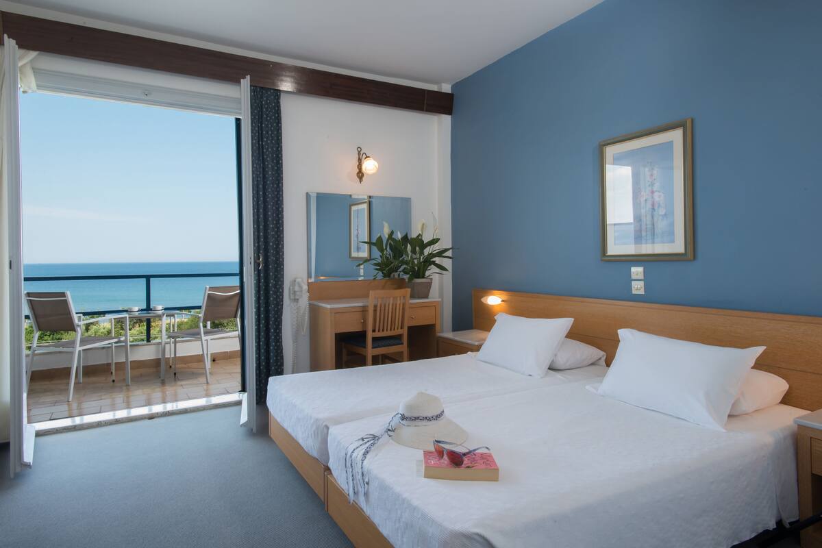 classic room, sea view | 1 bedroom, in-room safe, desk, soundproofing