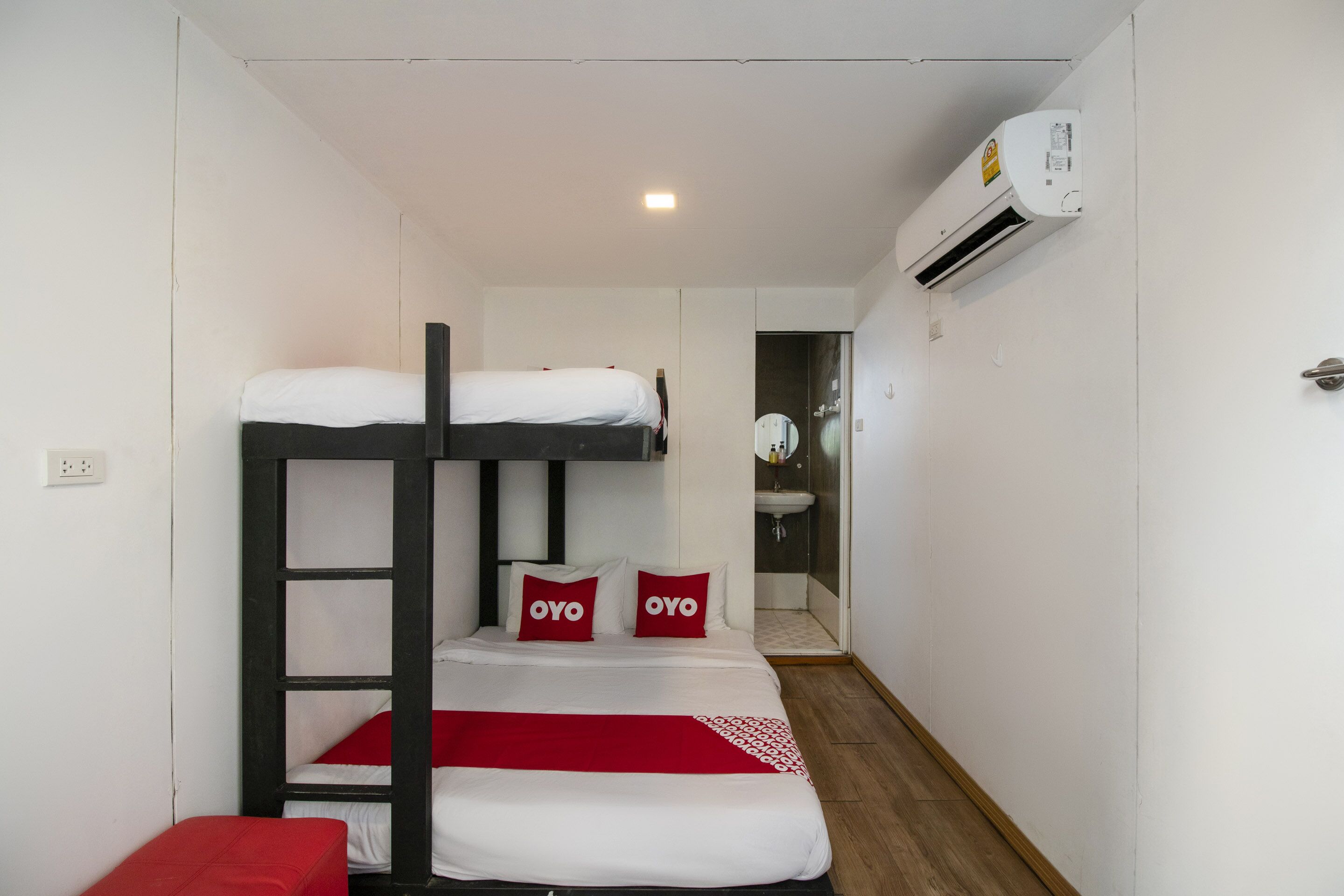 basic triple room | desk, free wifi, bed sheets