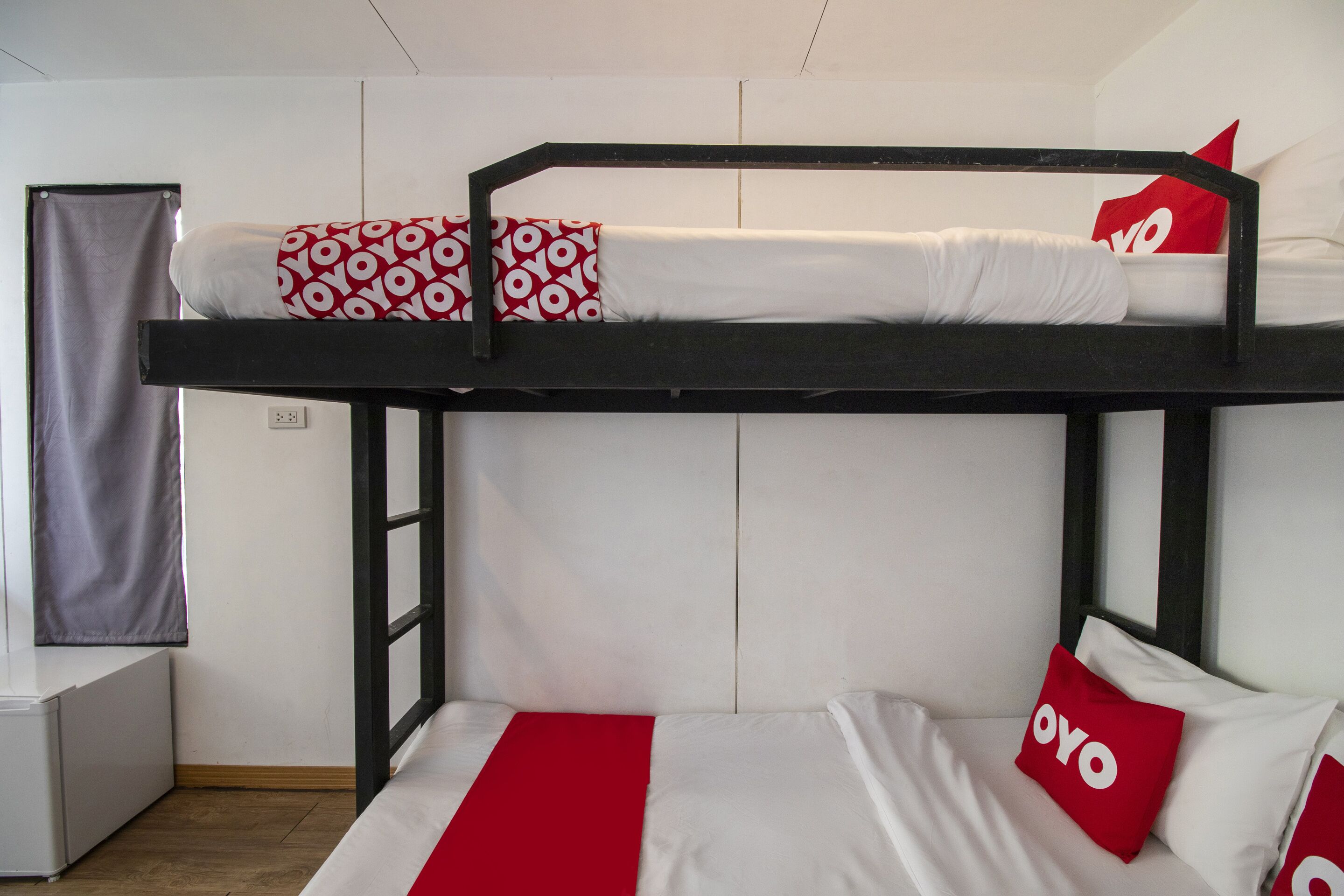 basic triple room | desk, free wifi, bed sheets